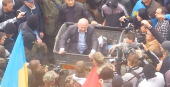 اوكرانيون يلقون الوزراء والمسؤولين الفاسدين في حاويات القمامة.. فيديو صورة رقم 9