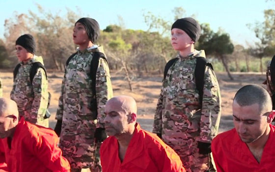 هذا المولود هو الشبل الداعشي الذي فجر راس كردي برصاصة في سوريا صورة رقم 5