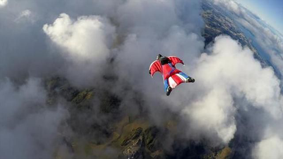 شاهد كيف لقي المغامر الطائر حتفه على جبال الالب صورة رقم 4 شاهد كيف لقي المغامر الطائر حتفه على جبال الالب صورة رقم 4