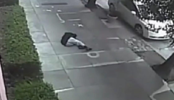 فيديو مثير للحظة اعتداء رجل على امرأة في الشارع وكسر انفها صورة رقم 3 فيديو مثير للحظة اعتداء رجل على امرأة في الشارع وكسر انفها صورة رقم 3