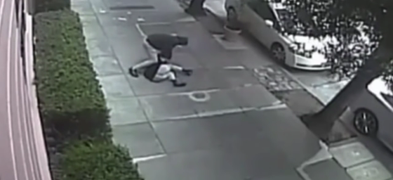 فيديو مثير للحظة اعتداء رجل على امرأة في الشارع وكسر انفها صورة رقم 2 فيديو مثير للحظة اعتداء رجل على امرأة في الشارع وكسر انفها صورة رقم 2