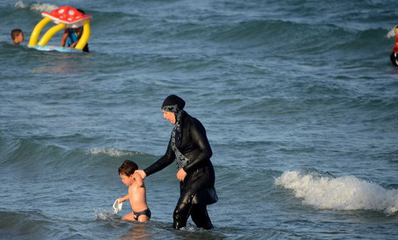 محكمة فرنسية تنتصر للبوركيني وتمنع حظره والمنظمات الاسلامية ترحب صورة رقم 1 محكمة فرنسية تنتصر للبوركيني وتمنع حظره والمنظمات الاسلامية ترحب صورة رقم 1