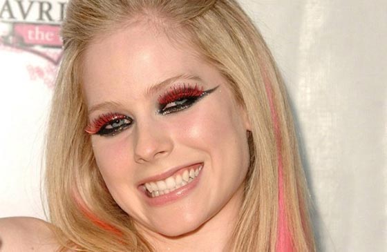 صور نجمات عالميات بمكياج كارثي بينهن كيم كاردشيان وانجلينا جولي صورة رقم 12