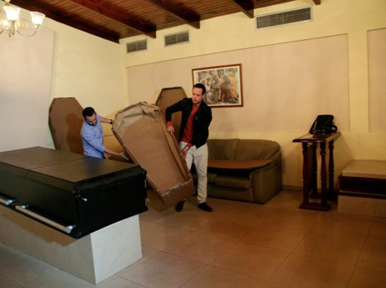 الفقر يدفع الفنزويليين الى دفن موتاهم بتوابيت من كرتون صورة رقم 5 الفقر يدفع الفنزويليين الى دفن موتاهم بتوابيت من كرتون صورة رقم 5