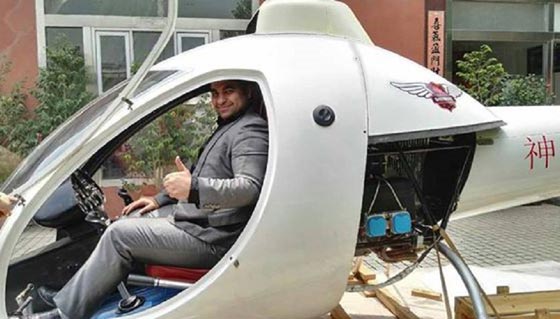 رجل اعمال يسخر من الفنان محمد رمضان وصورته بجوار سيارتيه صورة رقم 1