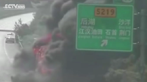 اشتعال النار بشاحنة تنقل مئات المكيفات.. شاهد ما حدث على الحامي صورة رقم 2 اشتعال النار بشاحنة تنقل مئات المكيفات.. شاهد ما حدث على الحامي صورة رقم 2