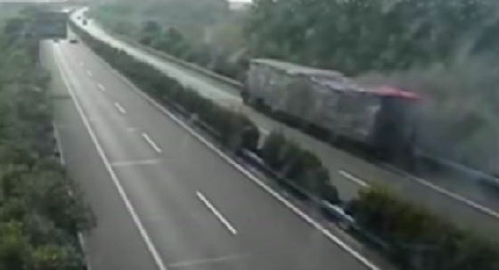 اشتعال النار بشاحنة تنقل مئات المكيفات.. شاهد ما حدث على الحامي صورة رقم 1 اشتعال النار بشاحنة تنقل مئات المكيفات.. شاهد ما حدث على الحامي صورة رقم 1