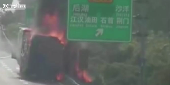 اشتعال النار بشاحنة تنقل مئات المكيفات.. شاهد ما حدث على الحامي صورة رقم 3 اشتعال النار بشاحنة تنقل مئات المكيفات.. شاهد ما حدث على الحامي صورة رقم 3