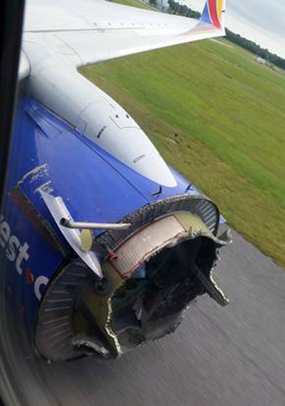 تفكك محرك طائرة خلال التحليق يدب الرعب في ركابها صورة رقم 1 تفكك محرك طائرة خلال التحليق يدب الرعب في ركابها صورة رقم 1