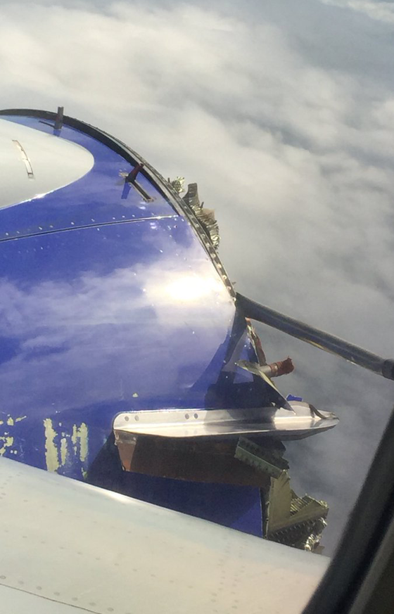 تفكك محرك طائرة خلال التحليق يدب الرعب في ركابها صورة رقم 2 تفكك محرك طائرة خلال التحليق يدب الرعب في ركابها صورة رقم 2