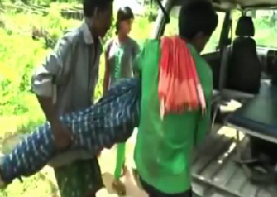 فيديو مؤثر.. هندي يحمل جثة زوجته لمسافة 12 كم لدفنها صورة رقم 3 فيديو مؤثر.. هندي يحمل جثة زوجته لمسافة 12 كم لدفنها صورة رقم 3