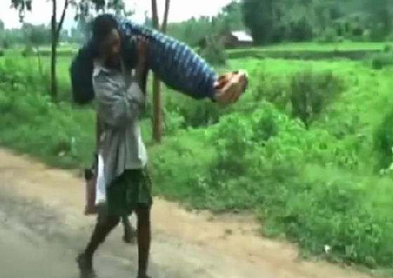 فيديو مؤثر.. هندي يحمل جثة زوجته لمسافة 12 كم لدفنها صورة رقم 2 فيديو مؤثر.. هندي يحمل جثة زوجته لمسافة 12 كم لدفنها صورة رقم 2