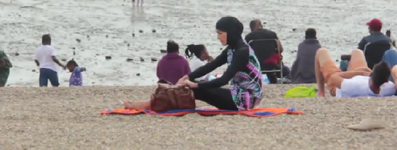 على عكس الفرنسيين.. هكذا تصدى البريطانيون لمحاولة حظر البوركيني صورة رقم 1 على عكس الفرنسيين.. هكذا تصدى البريطانيون لمحاولة حظر البوركيني صورة رقم 1