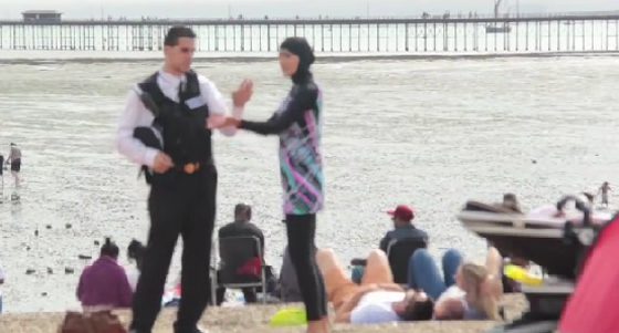 على عكس الفرنسيين.. هكذا تصدى البريطانيون لمحاولة حظر البوركيني صورة رقم 2 على عكس الفرنسيين.. هكذا تصدى البريطانيون لمحاولة حظر البوركيني صورة رقم 2