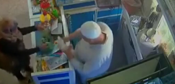 فتاة محجبة تغافل بائع في بقالة وتسرق الغلة.. فيديو صورة رقم 2 فتاة محجبة تغافل بائع في بقالة وتسرق الغلة.. فيديو صورة رقم 2