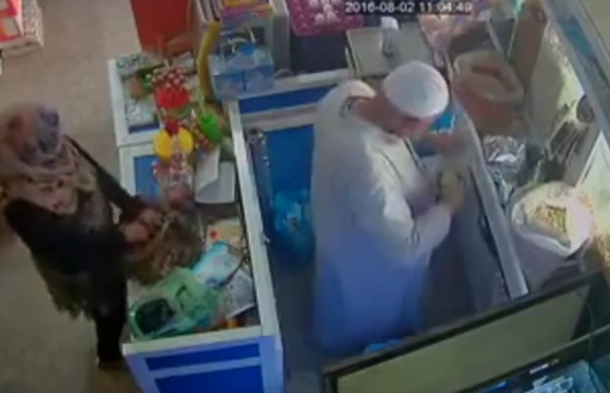 فتاة محجبة تغافل بائع في بقالة وتسرق الغلة.. فيديو صورة رقم 3 فتاة محجبة تغافل بائع في بقالة وتسرق الغلة.. فيديو صورة رقم 3