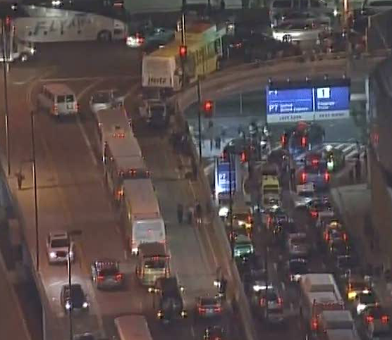 تقارير كاذبة حول اطلاق نار تسببت باغلاق مطار لوس انجلوس صورة رقم 1 تقارير كاذبة حول اطلاق نار تسببت باغلاق مطار لوس انجلوس صورة رقم 1