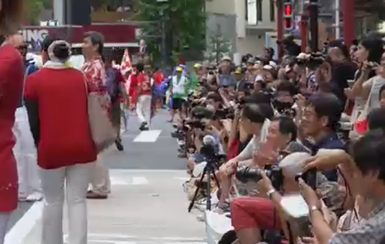 نهر من المحتفلين بمهرجان السامبا يتدفقون الى العاصمة اليابانية صورة رقم 5 نهر من المحتفلين بمهرجان السامبا يتدفقون الى العاصمة اليابانية صورة رقم 5