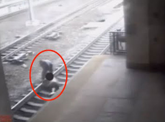 شرطي شجاع يسحب رجلا عن سكة حديد قبل ثانية من مرور القطار صورة رقم 1