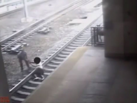شرطي شجاع يسحب رجلا عن سكة حديد قبل ثانية من مرور القطار صورة رقم 3
