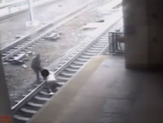 شرطي شجاع يسحب رجلا عن سكة حديد قبل ثانية من مرور القطار صورة رقم 4