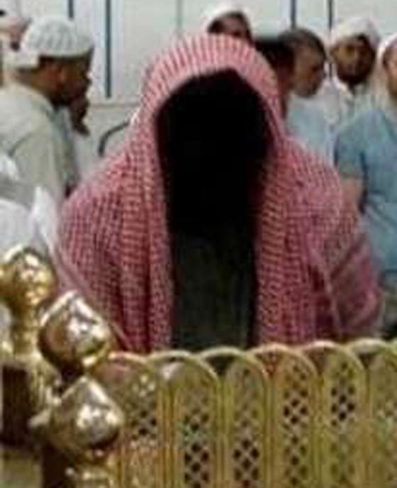 ما حقيقة ظهور رجل بدون ملامح في الروضة الشريفة بالحرم المكي؟ صورة رقم 4