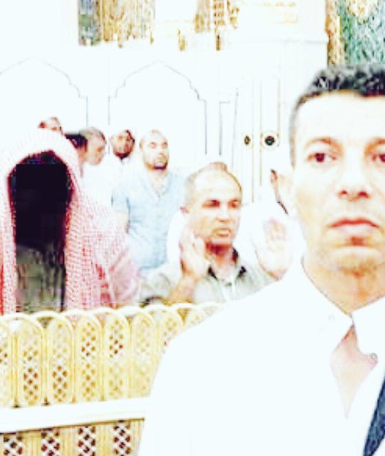 ما حقيقة ظهور رجل بدون ملامح في الروضة الشريفة بالحرم المكي؟ صورة رقم 5