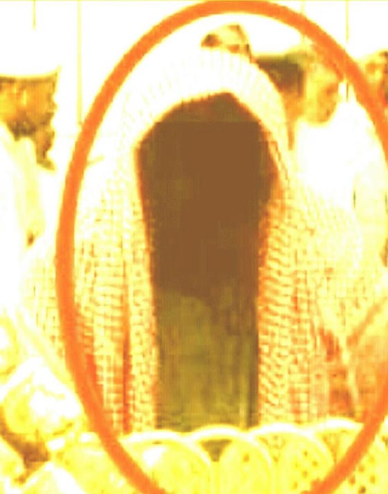 ما حقيقة ظهور رجل بدون ملامح في الروضة الشريفة بالحرم المكي؟ صورة رقم 6