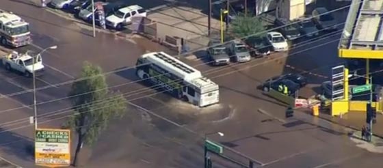 انكسار مفاجئ يحدث حفرة تكاد تبتلع حافلة بأريزونا صورة رقم 1