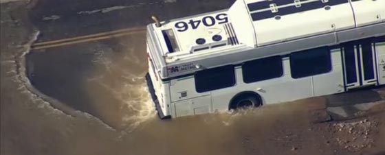انكسار مفاجئ يحدث حفرة تكاد تبتلع حافلة بأريزونا صورة رقم 2