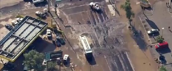 انكسار مفاجئ يحدث حفرة تكاد تبتلع حافلة بأريزونا صورة رقم 3