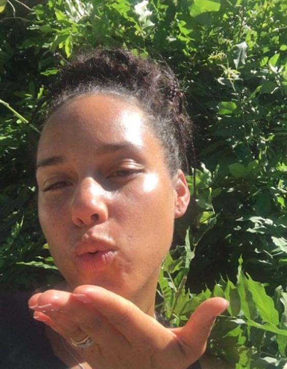 مفاجأة أليشيا كيز.. التخلي عن الماكياج في حفل عملاق صورة رقم 11