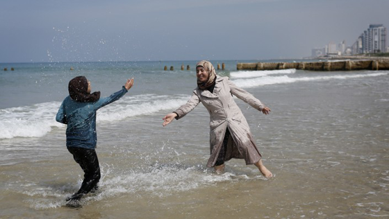 فرنسا: التهمة للبوركيني والشهرة لاسرائيل!! صورة رقم 6
