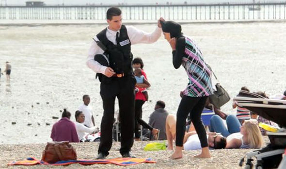 امريكية ترفض خلع غطاء الراس وتقاضي مضطهديها صورة رقم 3