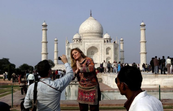 التنانير القصيرة تزعج وزير السياحة الهندي!! صورة رقم 3