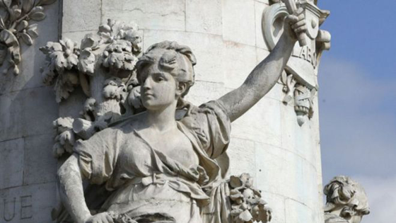 فرنسا تنشغل بمقارنة تمثال ماريان بالبوركيني الغضبان صورة رقم 2