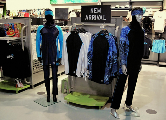 فرنسا تنشغل بمقارنة تمثال ماريان بالبوركيني الغضبان صورة رقم 6