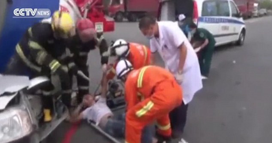 شاحنة تدهس سيارة وتحولها الى قطعة خردة.. لقطات مروعة صورة رقم 1