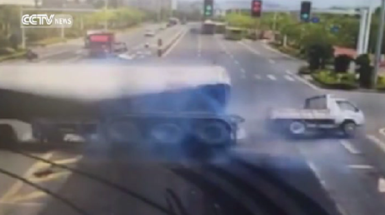 شاحنة تدهس سيارة وتحولها الى قطعة خردة.. لقطات مروعة صورة رقم 2