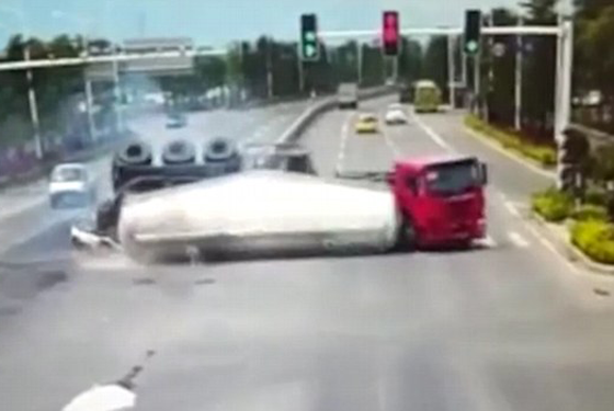 شاحنة تدهس سيارة وتحولها الى قطعة خردة.. لقطات مروعة صورة رقم 3