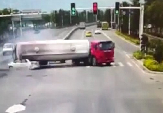 شاحنة تدهس سيارة وتحولها الى قطعة خردة.. لقطات مروعة صورة رقم 4