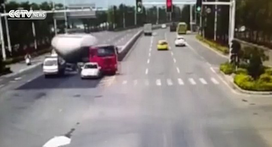 شاحنة تدهس سيارة وتحولها الى قطعة خردة.. لقطات مروعة صورة رقم 5