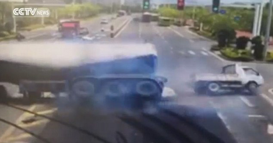 شاحنة تدهس سيارة وتحولها الى قطعة خردة.. لقطات مروعة صورة رقم 6