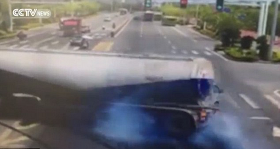 شاحنة تدهس سيارة وتحولها الى قطعة خردة.. لقطات مروعة صورة رقم 7