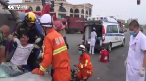 شاحنة تدهس سيارة وتحولها الى قطعة خردة.. لقطات مروعة صورة رقم 8