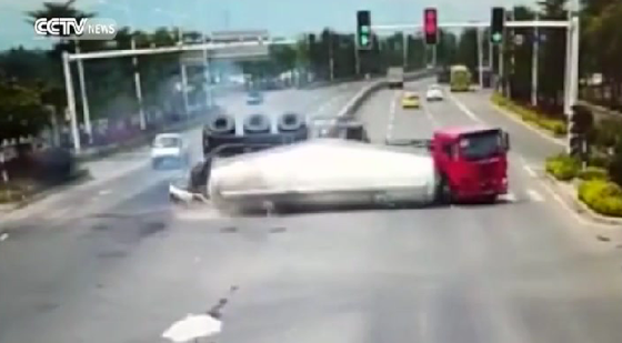 شاحنة تدهس سيارة وتحولها الى قطعة خردة.. لقطات مروعة صورة رقم 9