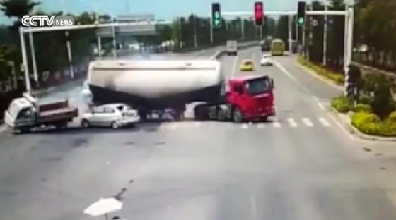 شاحنة تدهس سيارة وتحولها الى قطعة خردة.. لقطات مروعة صورة رقم 10