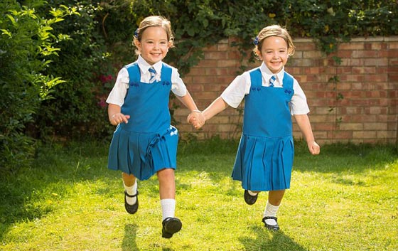 صور وفيديو الطفلتين التوأم روبي وروزي في المدرسة بعد عملية فصلهما صورة رقم 1 صور وفيديو الطفلتين التوأم روبي وروزي في المدرسة بعد عملية فصلهما صورة رقم 1