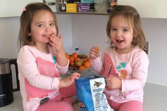 صور وفيديو الطفلتين التوأم روبي وروزي في المدرسة بعد عملية فصلهما صورة رقم 6 صور وفيديو الطفلتين التوأم روبي وروزي في المدرسة بعد عملية فصلهما صورة رقم 6