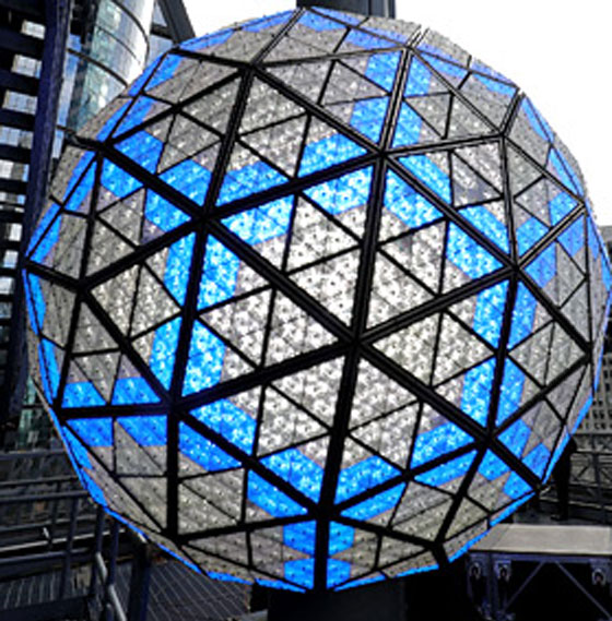 فيديو مدهش.. الكرة البلورية تزين احتفالات نيويورك بالعام الجديد صورة رقم 8